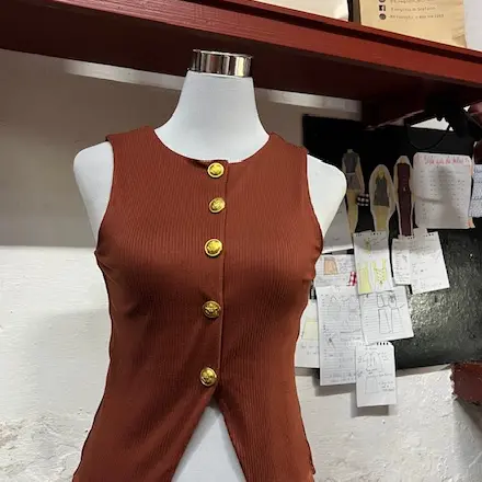 Blusa larga con botones dorados's photo #1