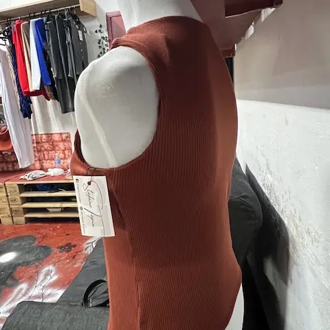 Blusa larga con botones dorados's photo #2