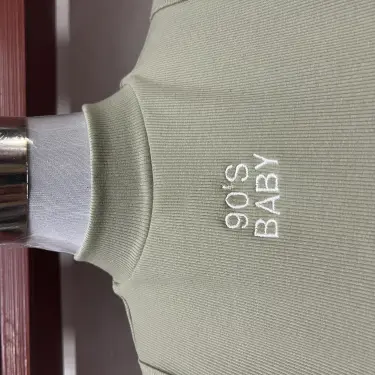Top estilo camiseta cuello alto — imagen 2