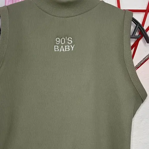 Top estilo camiseta cuello alto — imagen 1