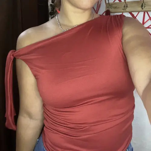 Blusa asimetrica hombro torcido + cinta — imagen 1