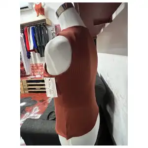 Blusa larga con botones dorados miniatura 3