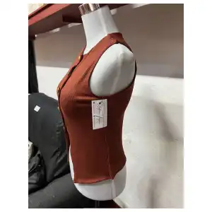 Blusa larga con botones dorados miniatura 2