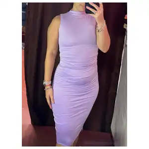 Vestido sencillo cuello alto morado pastel miniatura 1