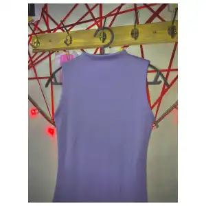 Vestido sencillo cuello alto morado pastel miniatura 3