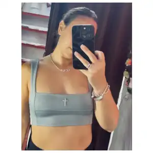 Top corto cuadrado con accesorios variados miniatura 1