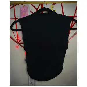 Top cuello alto plisado por los costados miniatura 1