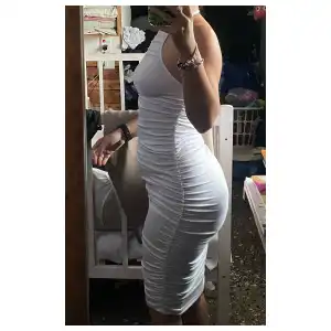 Vestido cuello halter fruncido miniatura 3