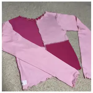 Top bicolor con mangas largas y bordes lechuga miniatura 2