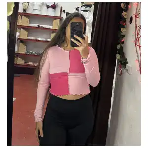 Top bicolor con mangas largas y bordes lechuga miniatura 1